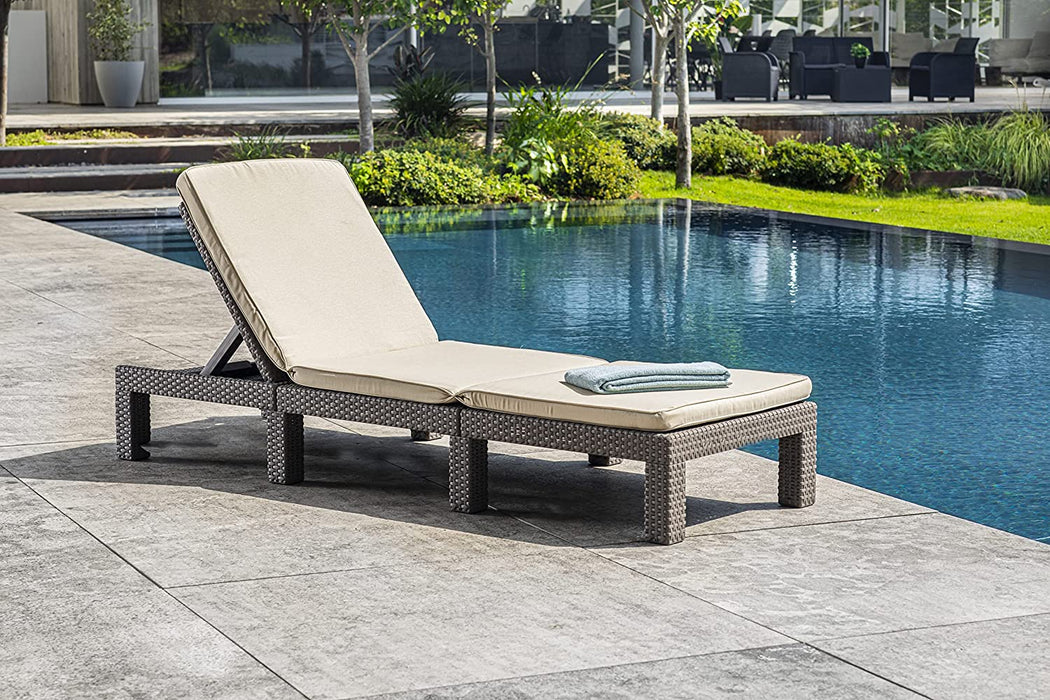 Deluxe Sonnenliege für Garten, Terrasse & Balkon mit verstellbarem Kopfteil, cappuccino, inkl. Auflage, Gartenliege aus Kunststoff, flache Rattanoptik