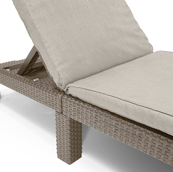 Deluxe Sonnenliege für Garten, Terrasse & Balkon mit verstellbarem Kopfteil, cappuccino, inkl. Auflage, Gartenliege aus Kunststoff, flache Rattanoptik