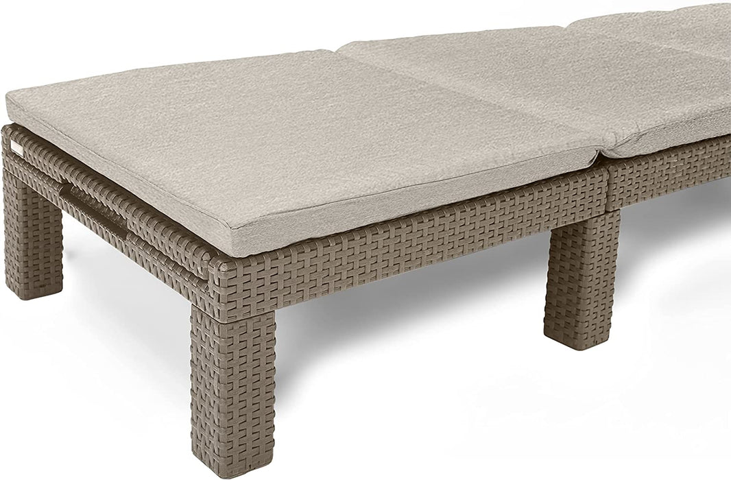 Deluxe Sonnenliege für Garten, Terrasse & Balkon mit verstellbarem Kopfteil, cappuccino, inkl. Auflage, Gartenliege aus Kunststoff, flache Rattanoptik
