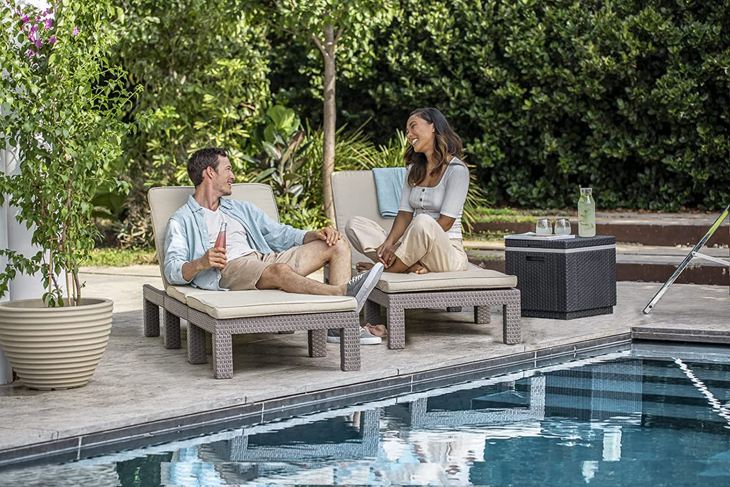 Deluxe Sonnenliege für Garten, Terrasse & Balkon mit verstellbarem Kopfteil, cappuccino, inkl. Auflage, Gartenliege aus Kunststoff, flache Rattanoptik