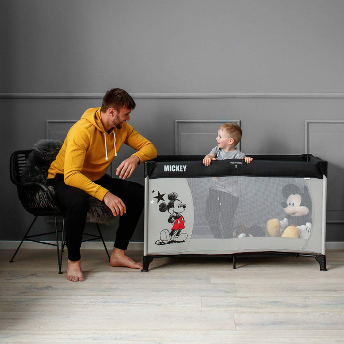 Disney Reisebett Dream N Play / für Babys und Kinder ab Geburt bis 15 kg / 120 x 60 cm / Leicht / Kompakt Faltbar / Inkl. Trage Tasche / Mickey Mouse / Grau