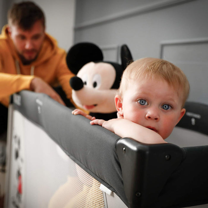 Disney Reisebett Dream N Play / für Babys und Kinder ab Geburt bis 15 kg / 120 x 60 cm / Leicht / Kompakt Faltbar / Inkl. Trage Tasche / Mickey Mouse / Grau