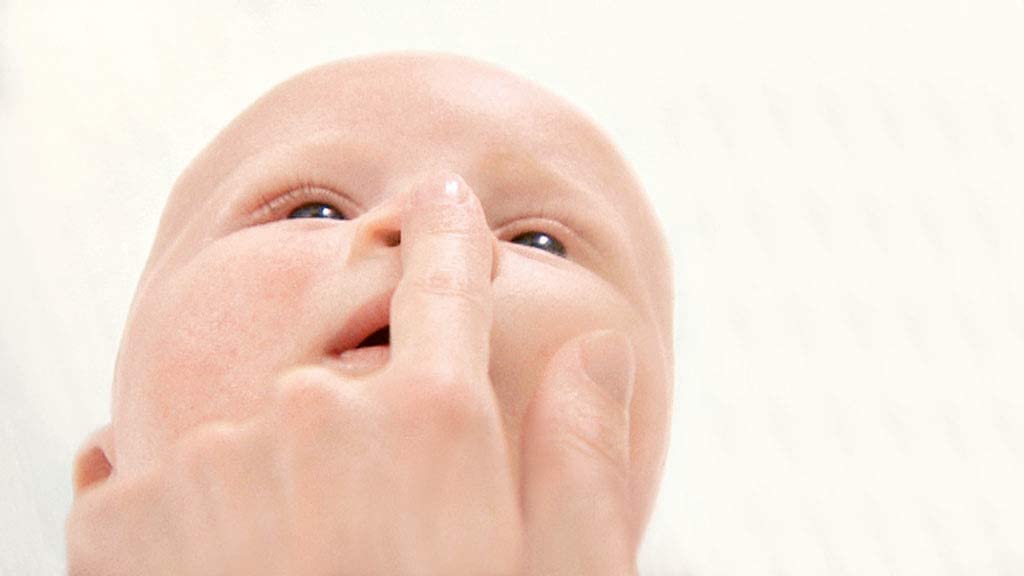 NIVEA BABY Nasen frei (24 Ampullen à 5 ml), Nasenpflege mit Kochsalzlösung reinigt Nase und Augenlider, befeuchtet die Nase und erleichtert das Atmen