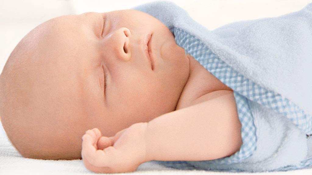 NIVEA BABY Nasen frei (24 Ampullen à 5 ml), Nasenpflege mit Kochsalzlösung reinigt Nase und Augenlider, befeuchtet die Nase und erleichtert das Atmen
