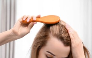 coiffer une perruque lisse