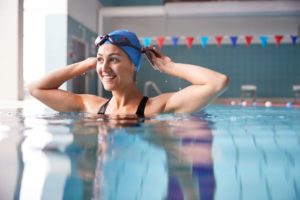 aller a la piscine avec une perruque